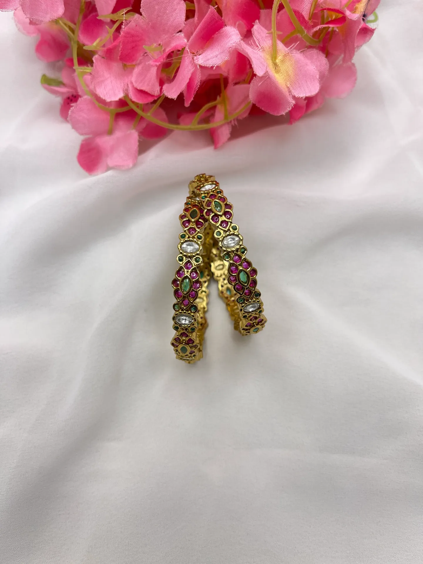 [B75 2.4] Elegant gold bangles on satin silk-B75 (2.4)