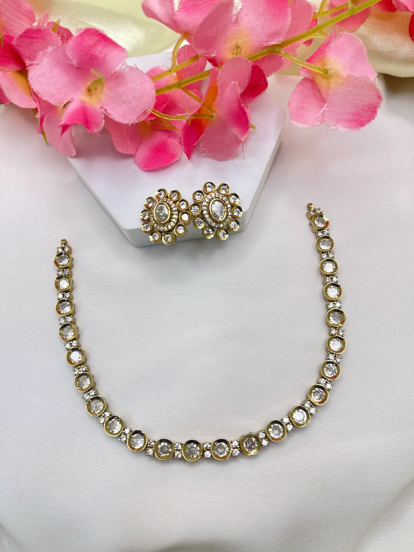 Victorian Round White Stone Necklace -N197