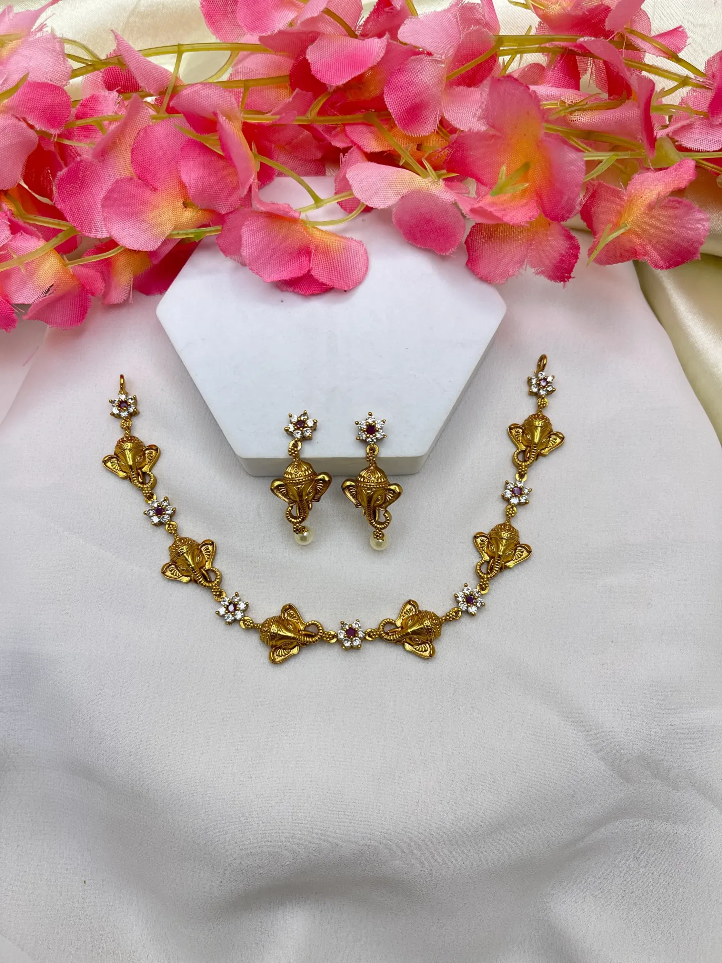 Elephant Design With White Beads Necklace -N305