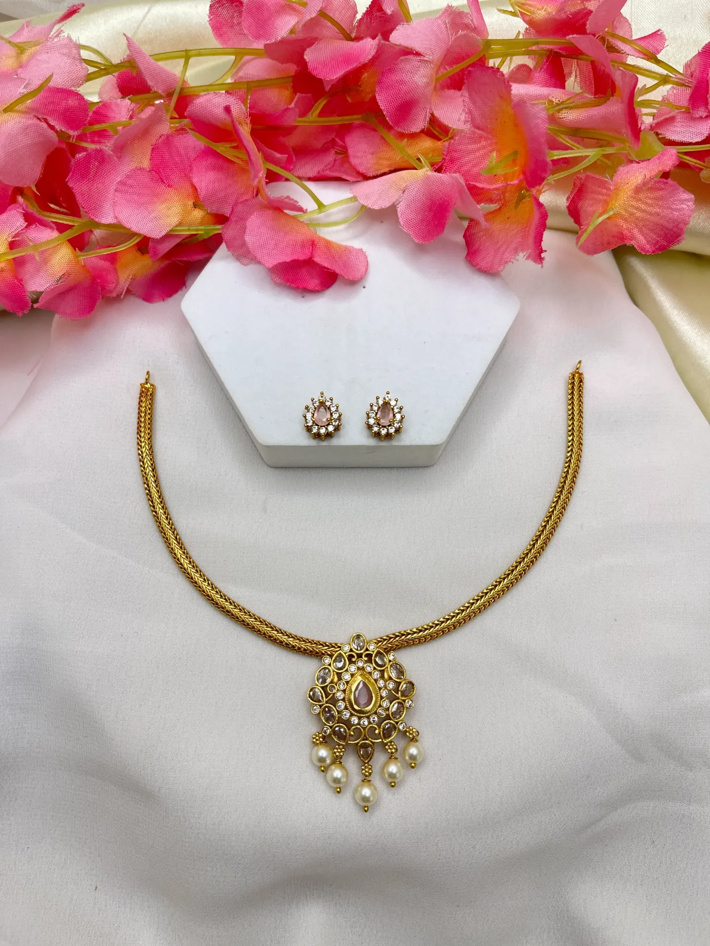Floral Design Pendent With Chain -N316