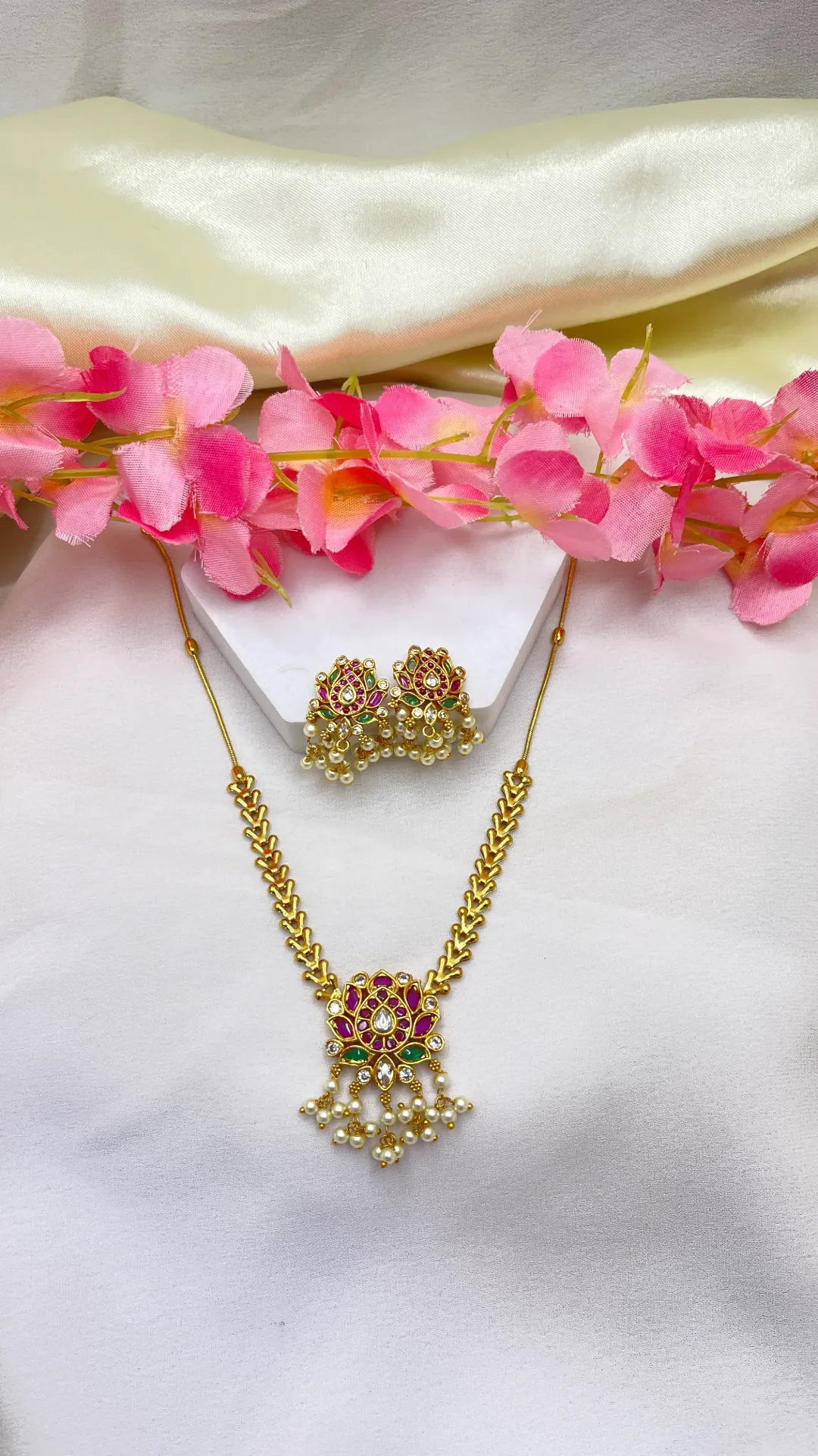 Lotus Design Pendent With Chain-N362