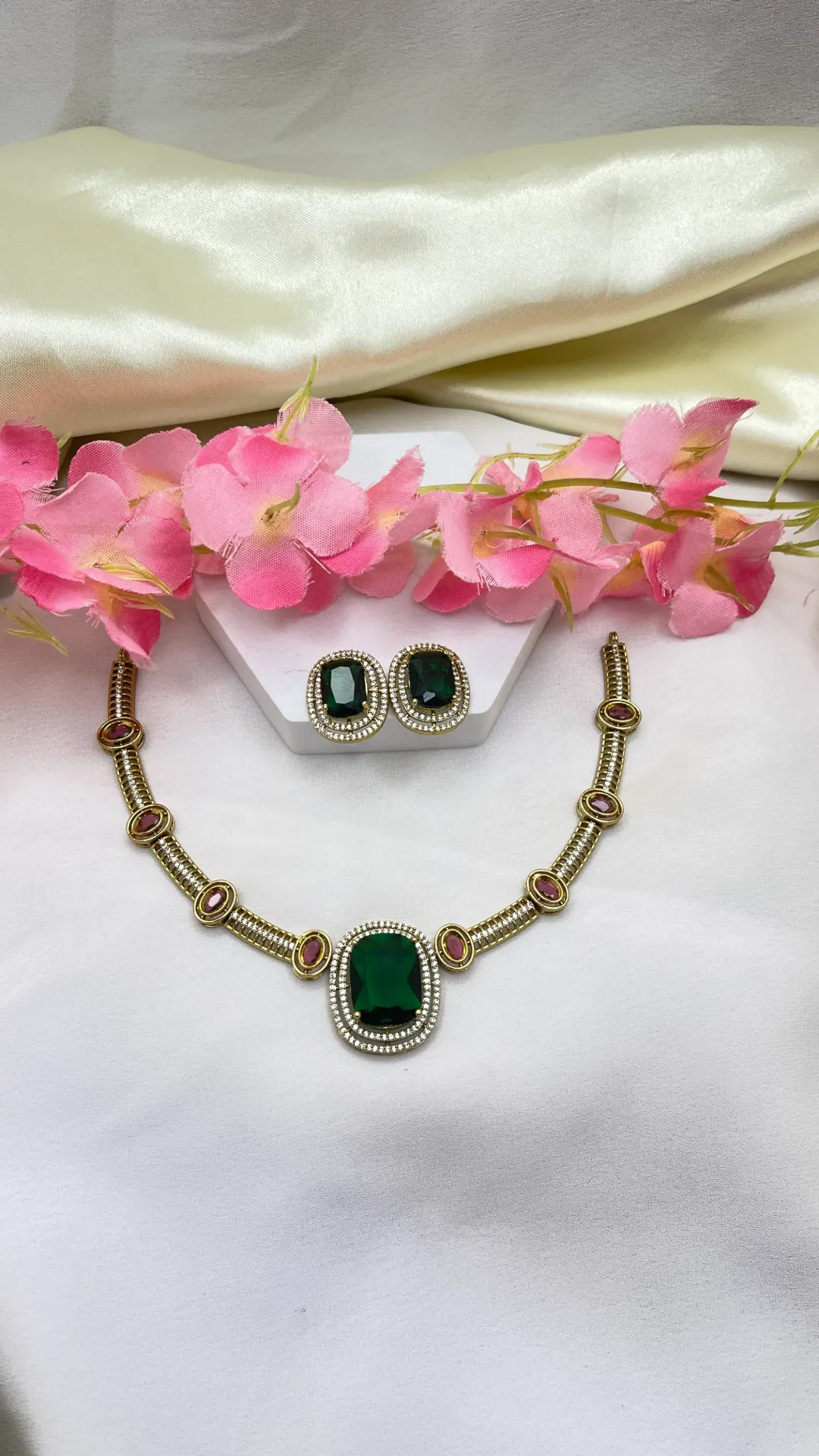 Green Stone Necklace And Earrings -N364