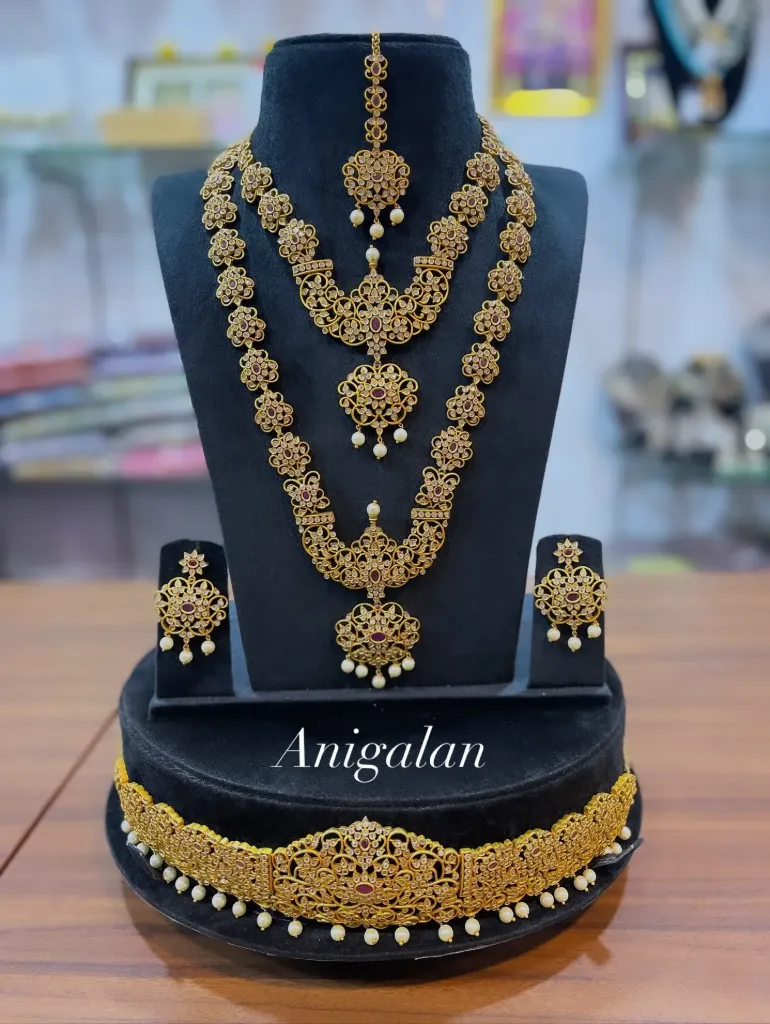 [BD Antique 100] White Stone Floral Design