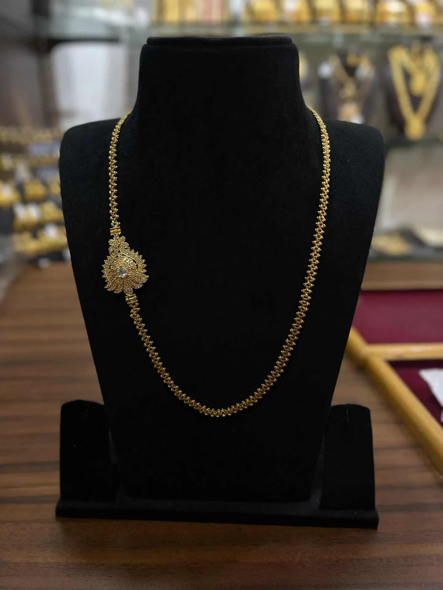 [MGP01] Exquisite Mogappu Necklaces | Traditional Side Pendant Chains MGP 01